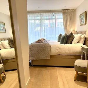 Walcot Yard With Parking, Keys Apartment